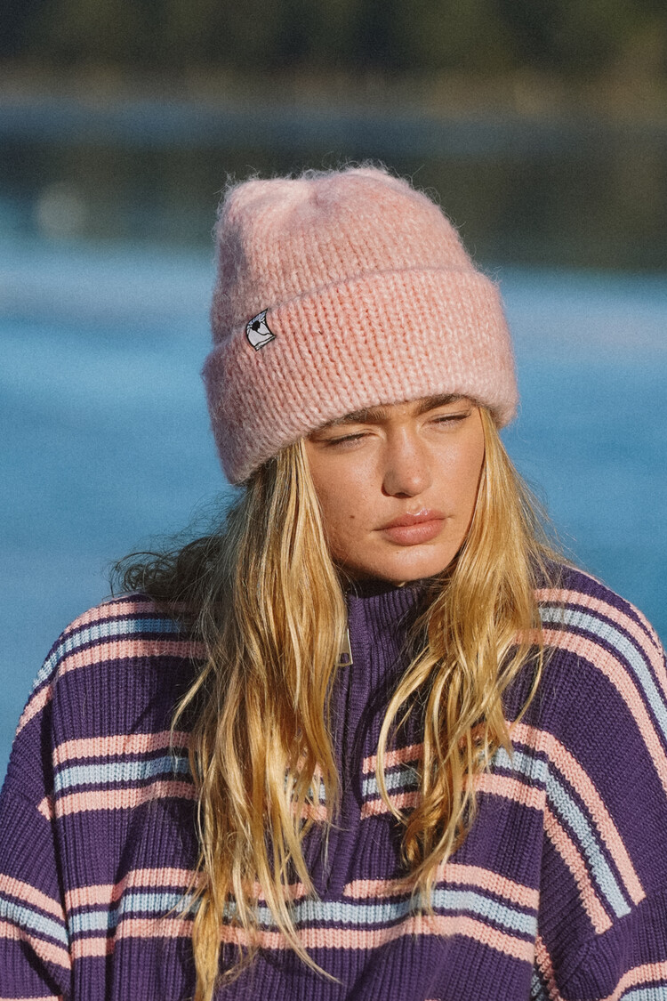 Notice the reckless FEMMES TUQUE PINK HAZE MOHAIR