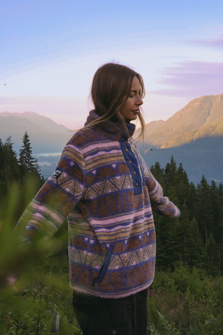 Notice the reckless WOMEN'S HOLLOWAY FLUFFY FLEECE