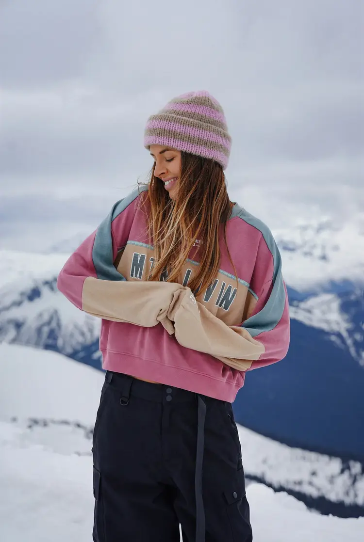 Notice the reckless WOMEN'S MTN LIVIN' LIGHT OVERSIZED CREWNECK