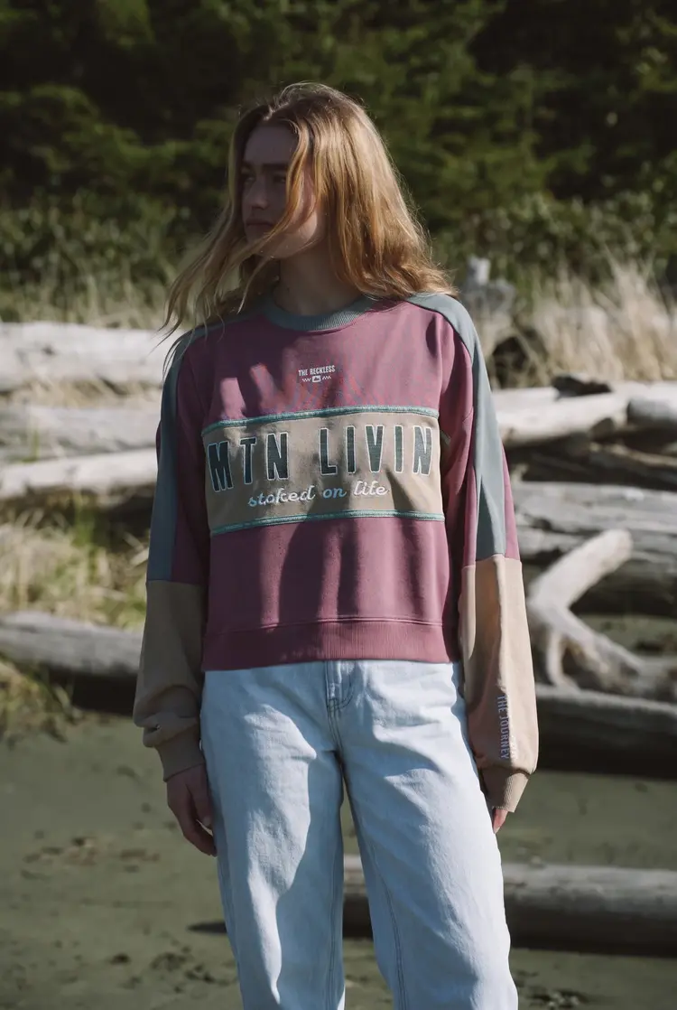 Notice the reckless WOMEN'S MTN LIVIN' LIGHT OVERSIZED CREWNECK