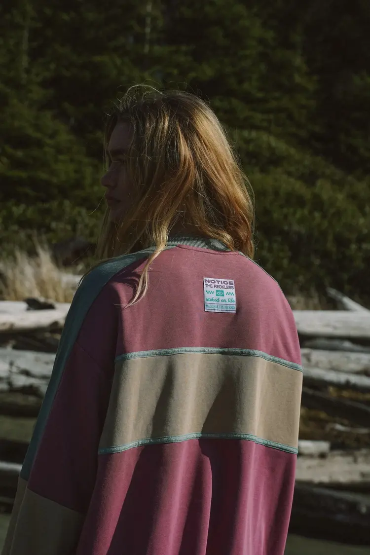 Notice the reckless WOMEN'S MTN LIVIN' LIGHT OVERSIZED CREWNECK