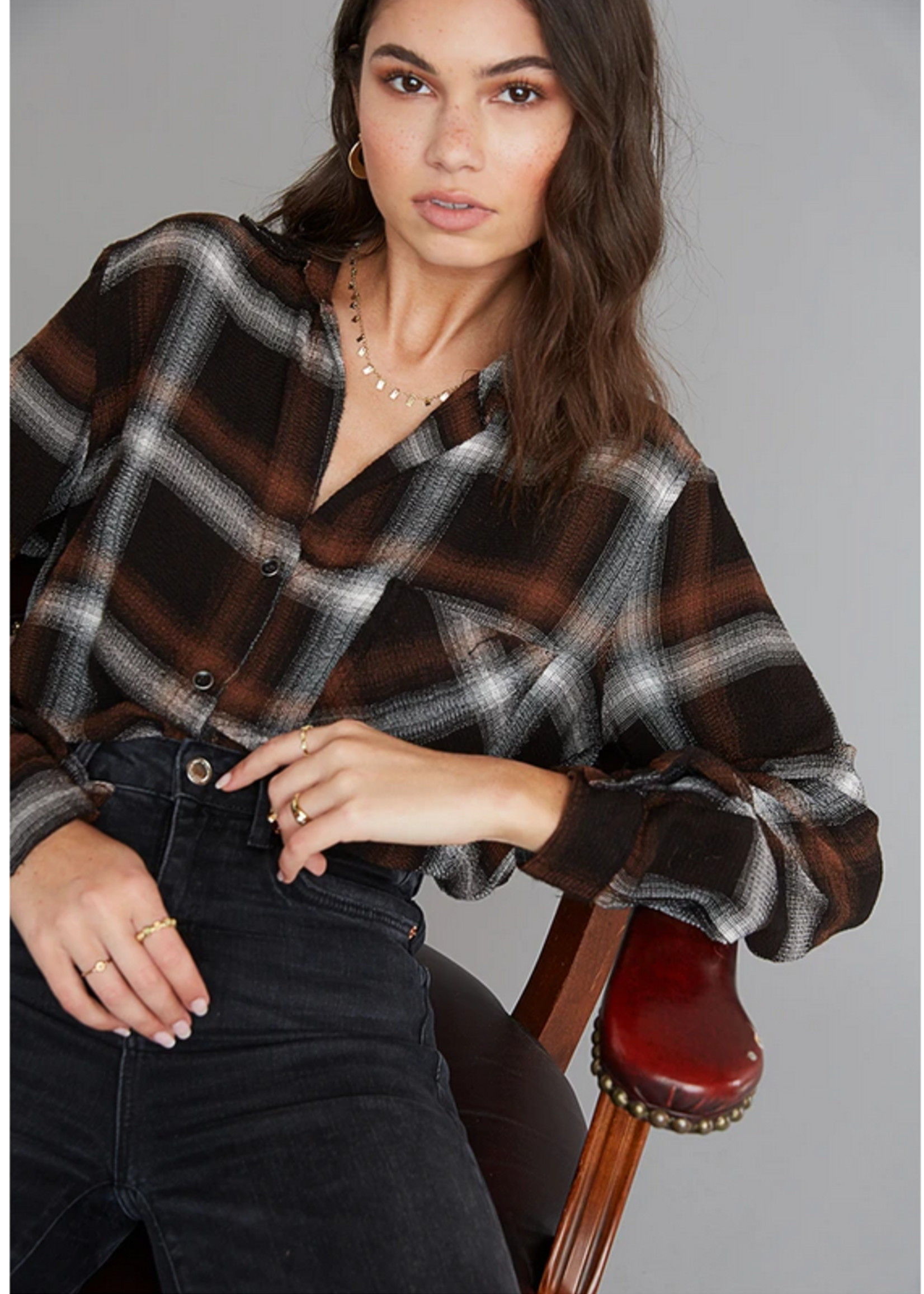 BELLA DAHL FRAY HEM POCKET BUTTON DOWN