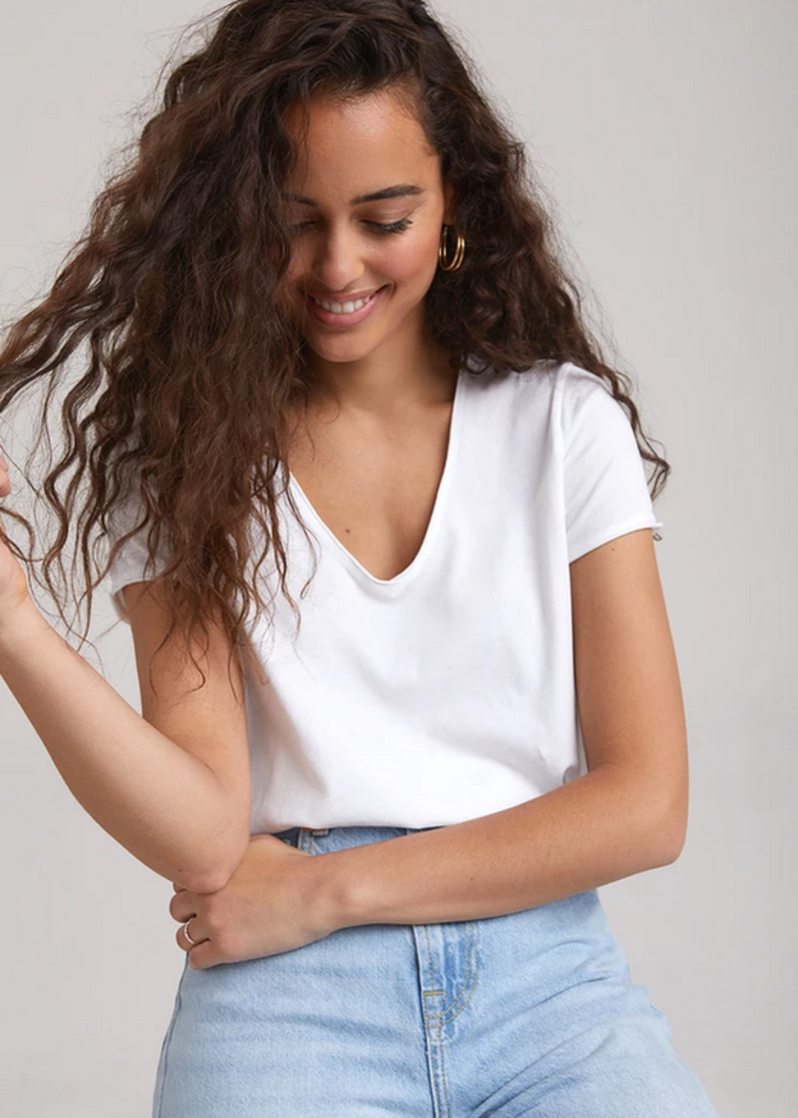 BELLA DAHL RAW EDGE V-NECK TEE