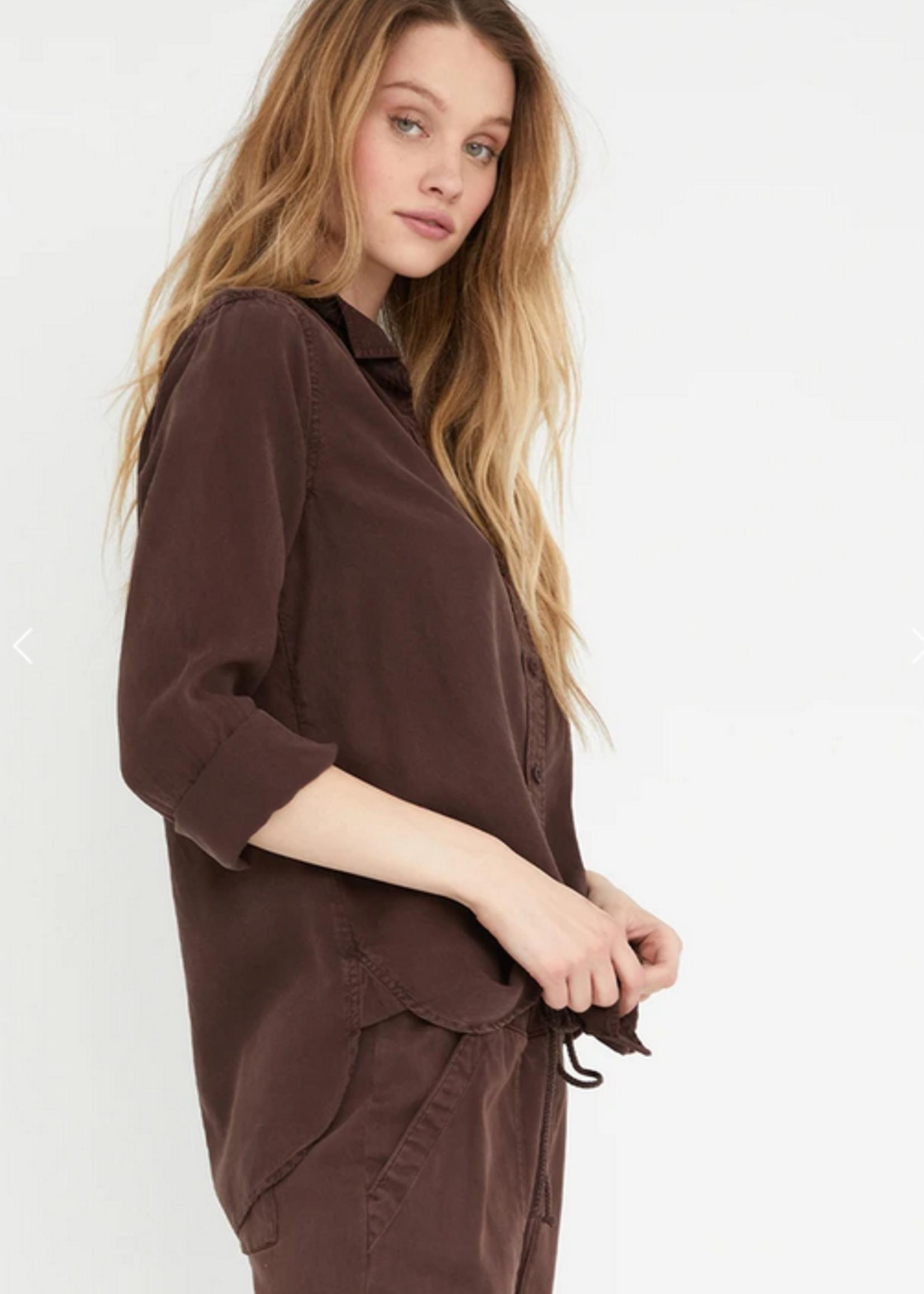 BELLA DAHL SHIRT TAIL BUTTON DOWN