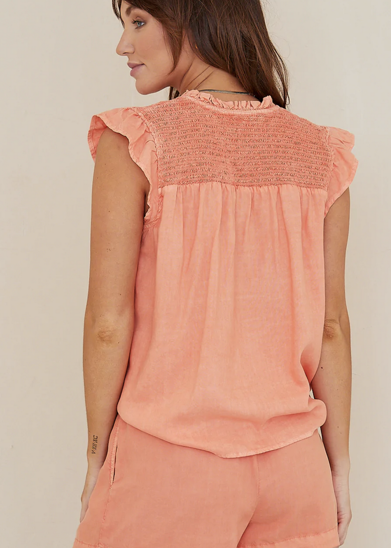 BELLA DAHL SLEEVELESS SMOCKED RUFFLE TOP