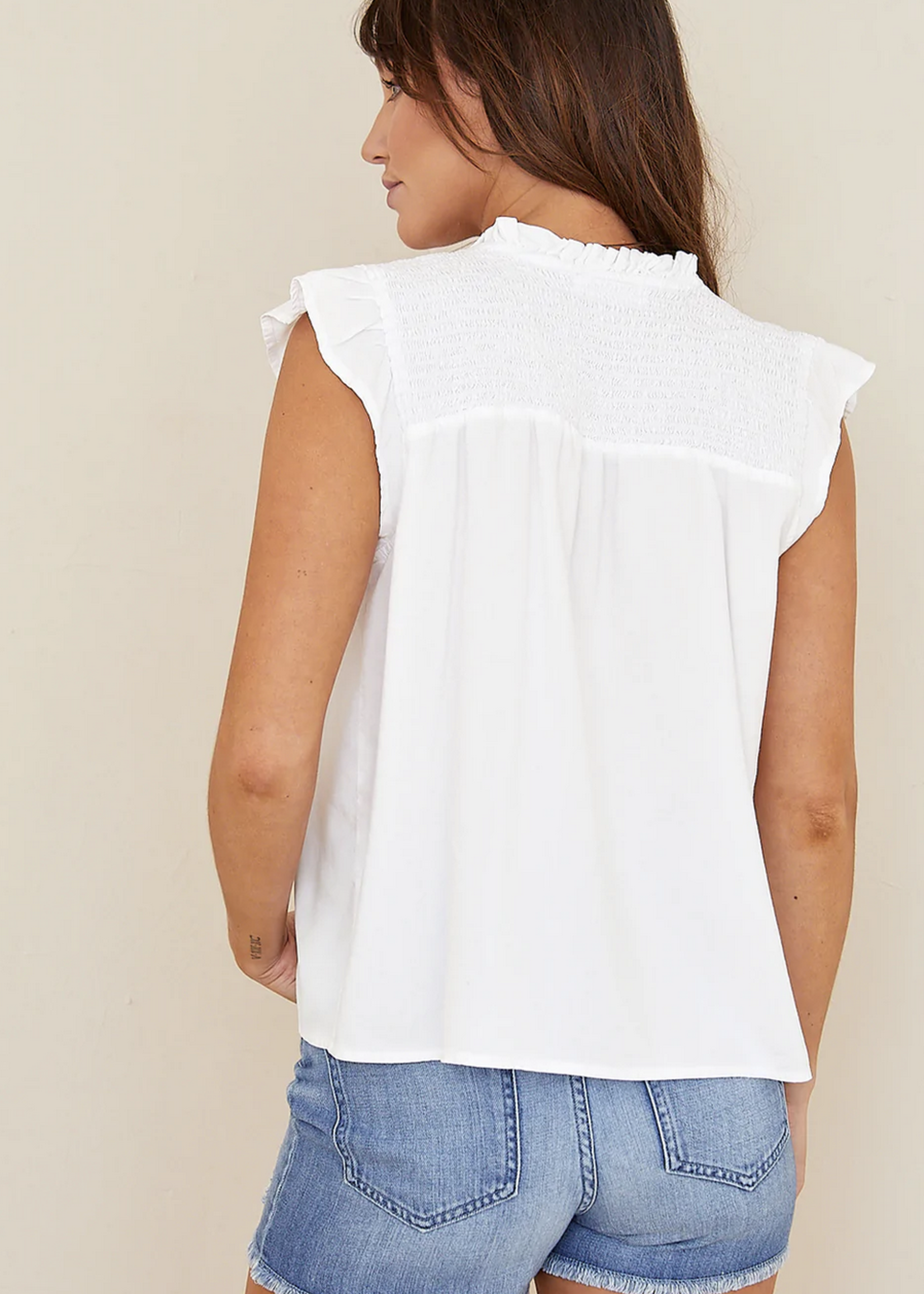 BELLA DAHL SLEEVELESS SMOCKED RUFFLE TOP