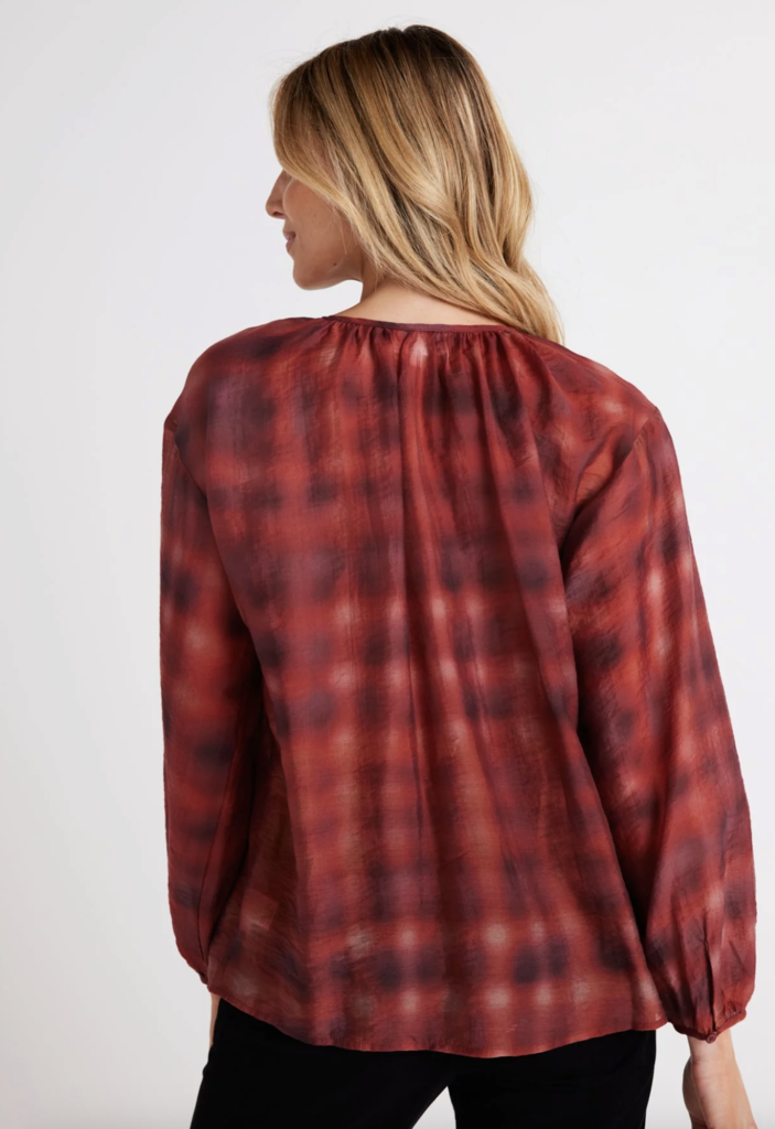 BELLA DAHL SHIRRED NECK BLOUSE
