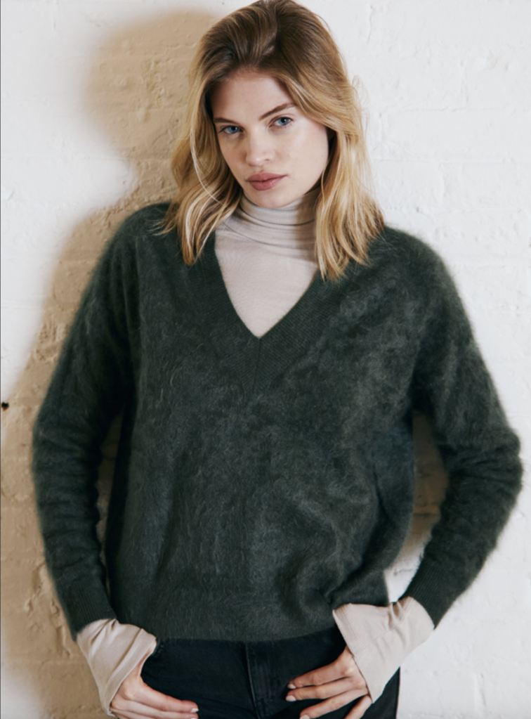 FLUFFY V-NECK SWEATER