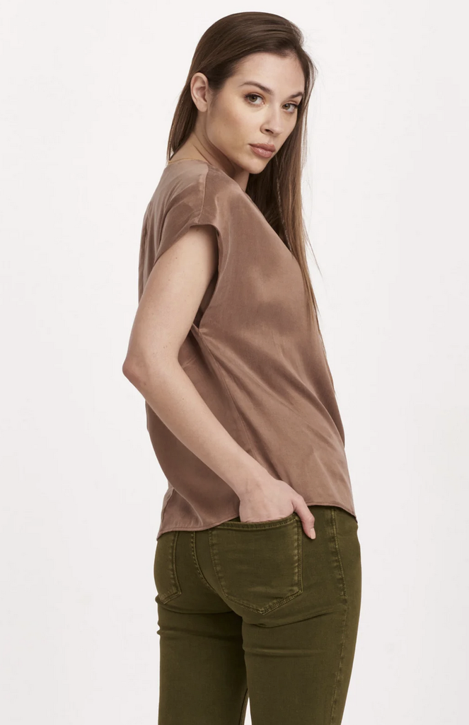 DEAR JOHN KRISTEN V NECK SHORT SLEEVE RELAXED FIT TOP