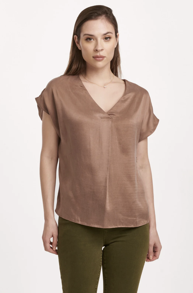 DEAR JOHN KRISTEN V NECK SHORT SLEEVE RELAXED FIT TOP