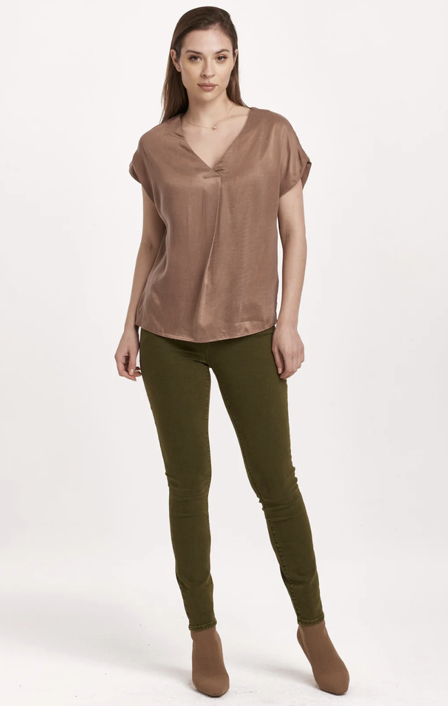 DEAR JOHN KRISTEN V NECK SHORT SLEEVE RELAXED FIT TOP