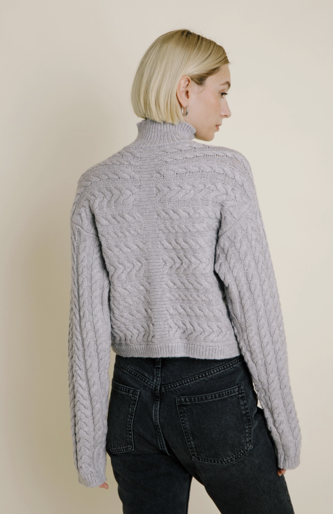 AUREUM CROSS OVER TURTLENECK SWEATER