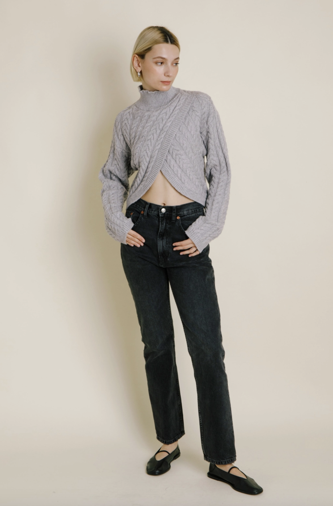 AUREUM CROSS OVER TURTLENECK SWEATER