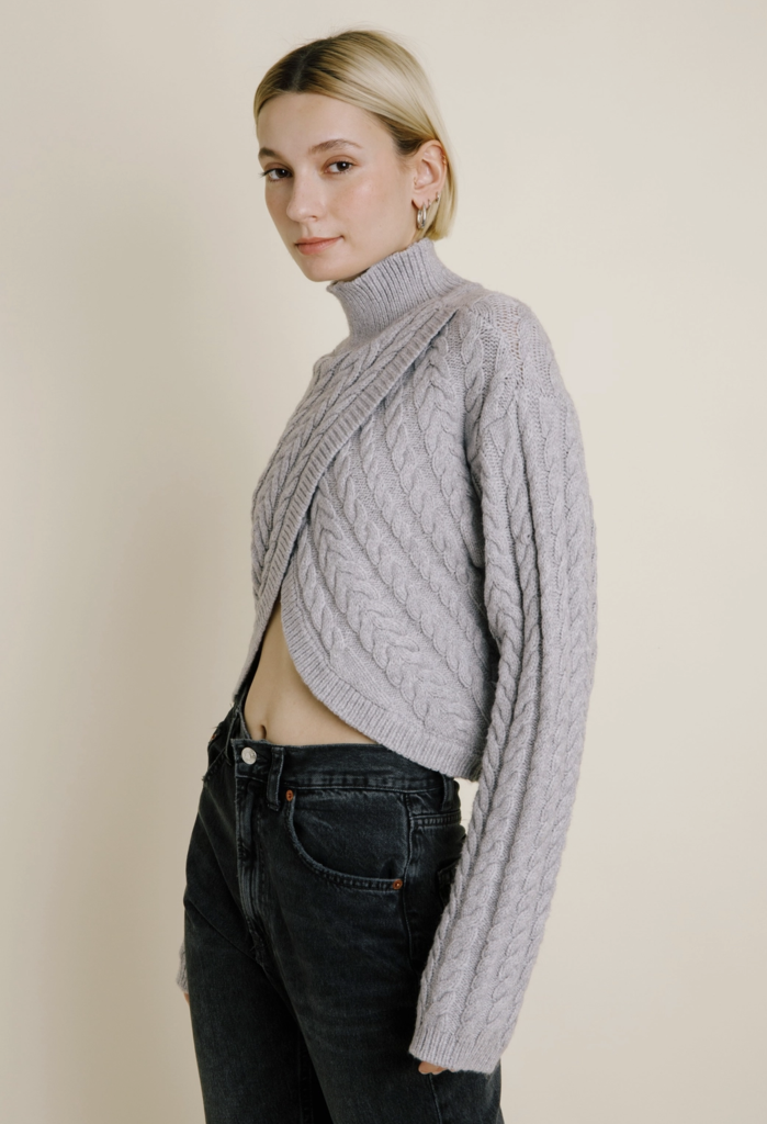 AUREUM CROSS OVER TURTLENECK SWEATER
