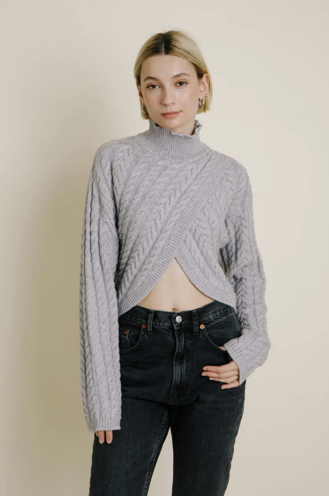AUREUM CROSS OVER TURTLENECK SWEATER