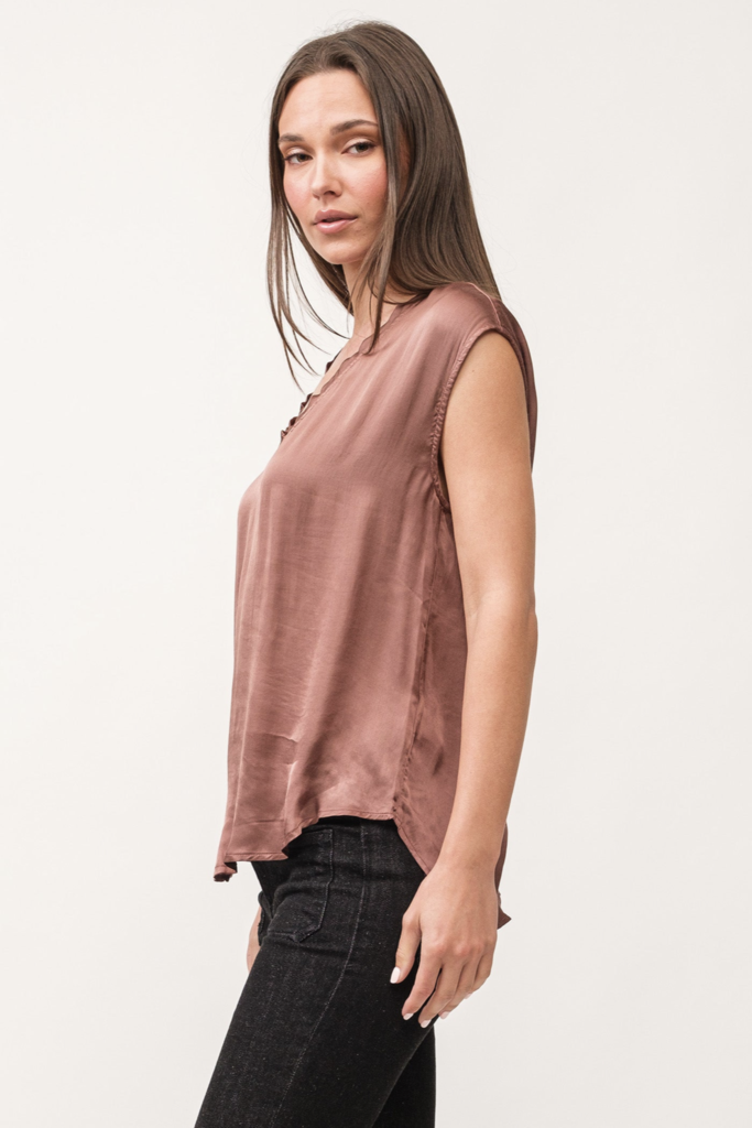 DEAR JOHN YANIS V-NECK SLEEVELESS TOP