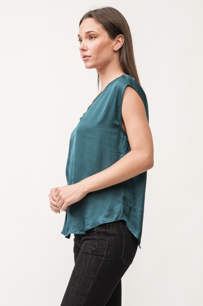 DEAR JOHN YANIS V-NECK SLEEVELESS TOP