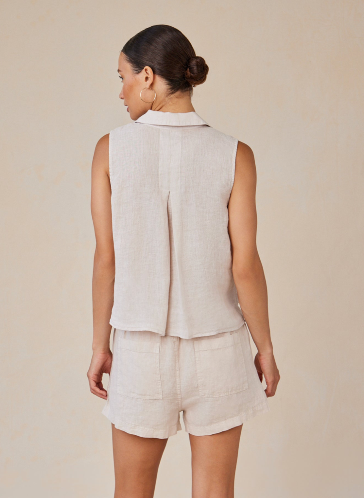 BELLA DAHL SLEEVELESS NOTCH COLLAR BUTTONDOWN