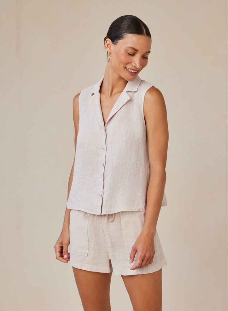 BELLA DAHL SLEEVELESS NOTCH COLLAR BUTTONDOWN