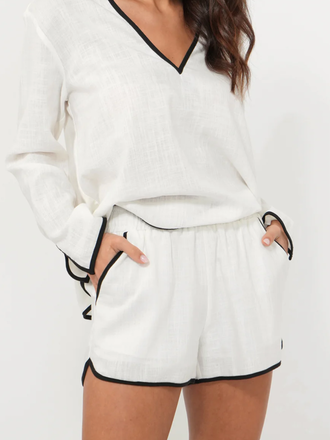 BEVERLY LINEN DOLPHIN HEM SHORTS