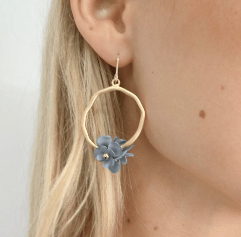 ERIN GRAY BLOOM GOLD HOOP EARRING - GRAPHITE