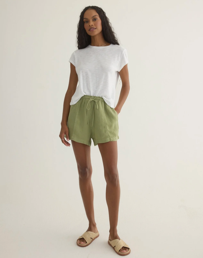 BELLA DAHL SEAMED RUFFLE WAIST SHORT