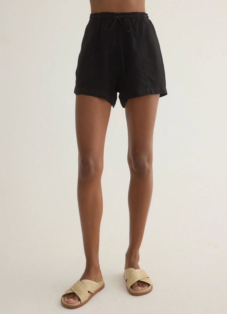 BELLA DAHL SEAMED RUFFLE WAIST SHORT