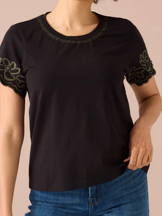 ALIVIA CHLOE TEE BLACK FLORAL EMBROIDERY