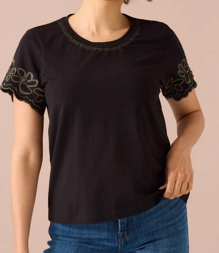 ALIVIA CHLOE TEE BLACK FLORAL EMBROIDERY
