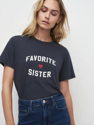 FAVORITE DAUGHTER THE FAVORITE SISTER TEE NAVY GARDENIA