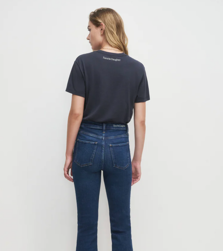 FAVORITE DAUGHTER THE FAVORITE SISTER TEE NAVY GARDENIA