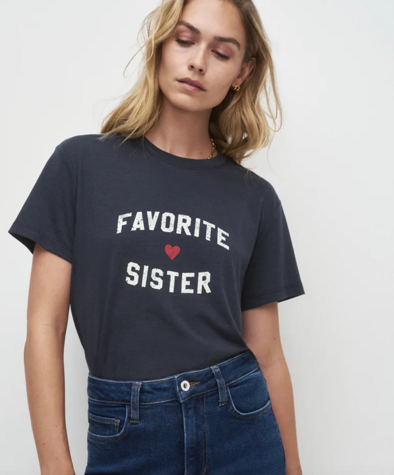 FAVORITE DAUGHTER THE FAVORITE SISTER TEE NAVY GARDENIA