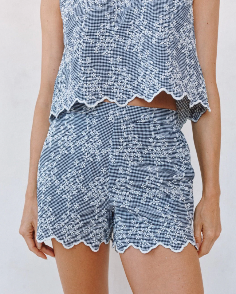 BELLA DAHL SCALLOP BORDER CATALINA SHORT FLORAL GINGHAM