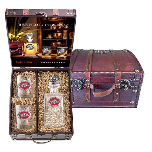 Heritage Pewter Razorback Heritage 25 Oz Decanter With 3D Stopper and 2 DOF Gift Set in Chest