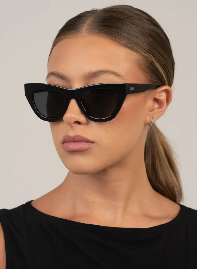 Kinni Sunglasses - Black/Smoke