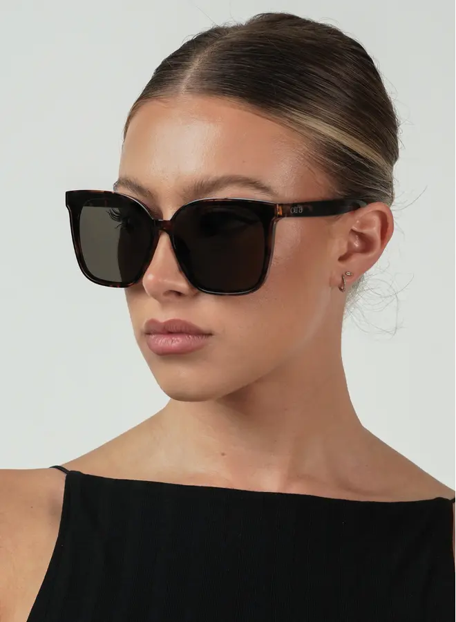 Betty Sunglasses - Tort/Smoke