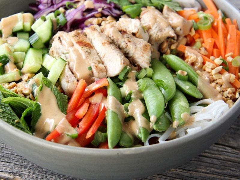 SALADE DE NOUILLES AU DINDON GRILLÉ ET AU LAIT DE COCO