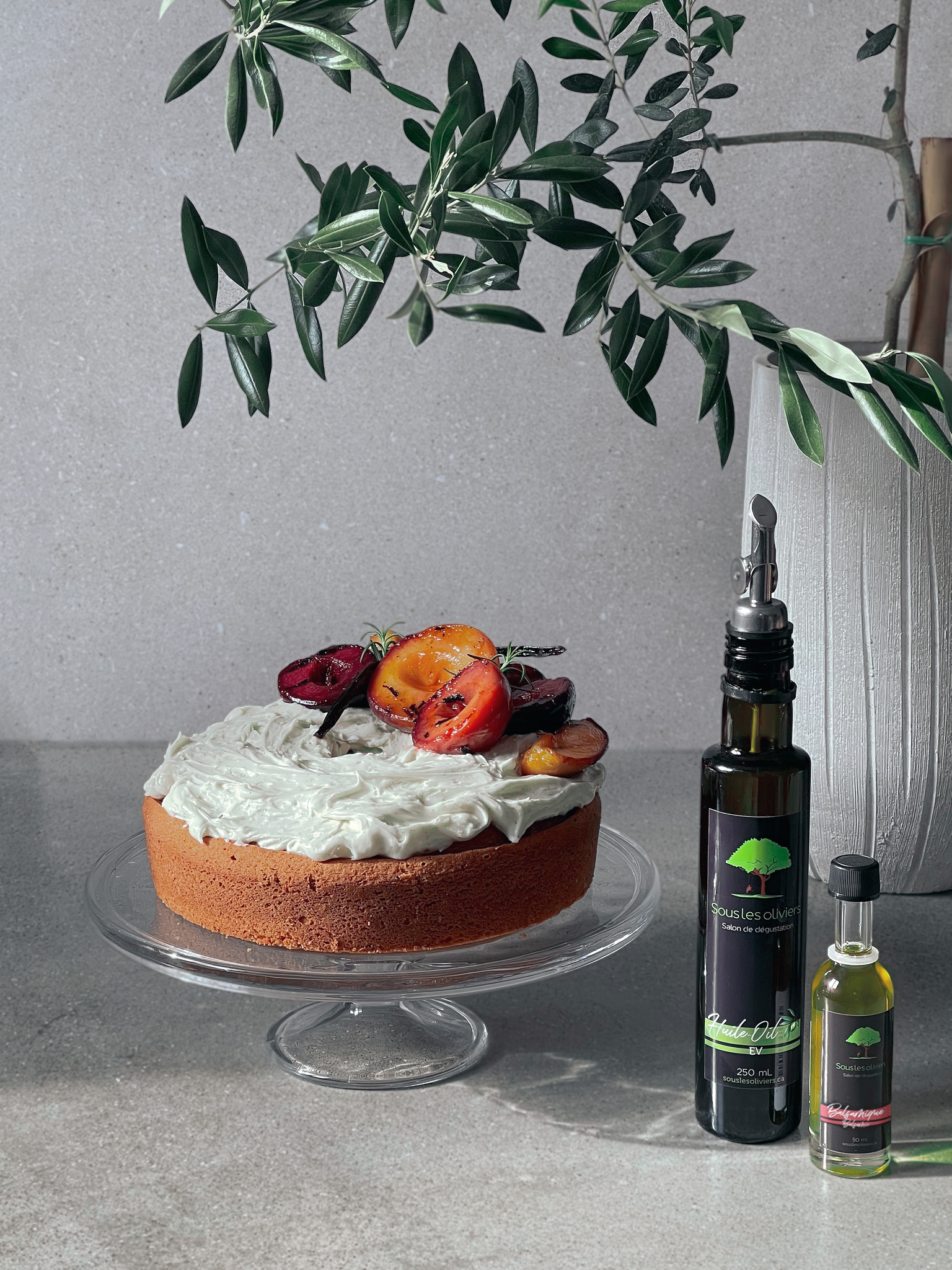 GÂTEAU À L’HUILE D’OLIVE INFUSÉ À LA VANILLE, PÊCHES & GLAÇAGE AU MASCARPONE Voilà, un gâteau original qui saura impressionner!