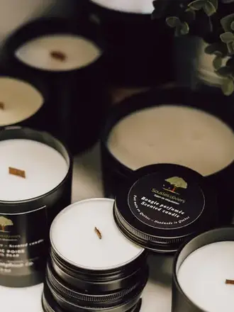 Josephine & Co. Sous les Oliviers Chandelle Boreal Noir mat 9 oz mèche bois sans couvercle J&Co