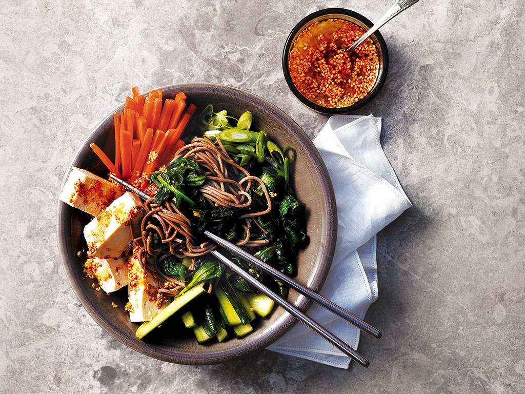 Salade de tofu et de légumes asiatiques
