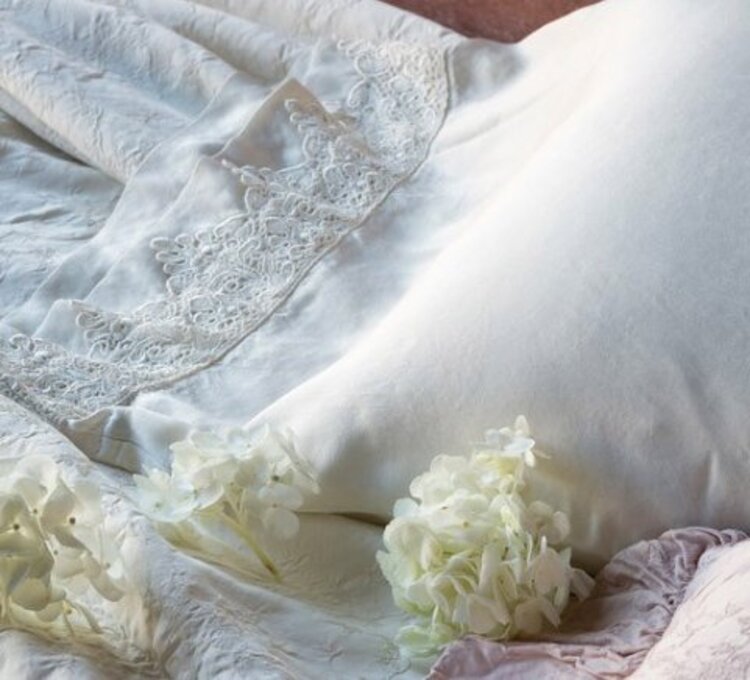 Satin King Pillowcase with Venise Lace Trim