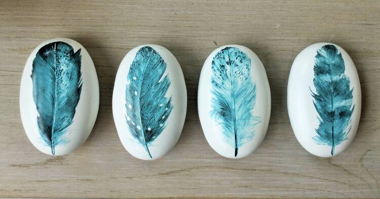 Set of 4 Stones with Blue and White Feather Design