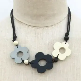 THREE WOOD FLOWERS  NECKLACE- BLACK