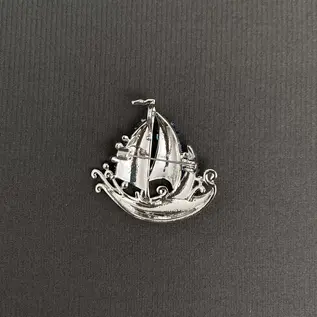 SPARKLY SAILBOAT PIN