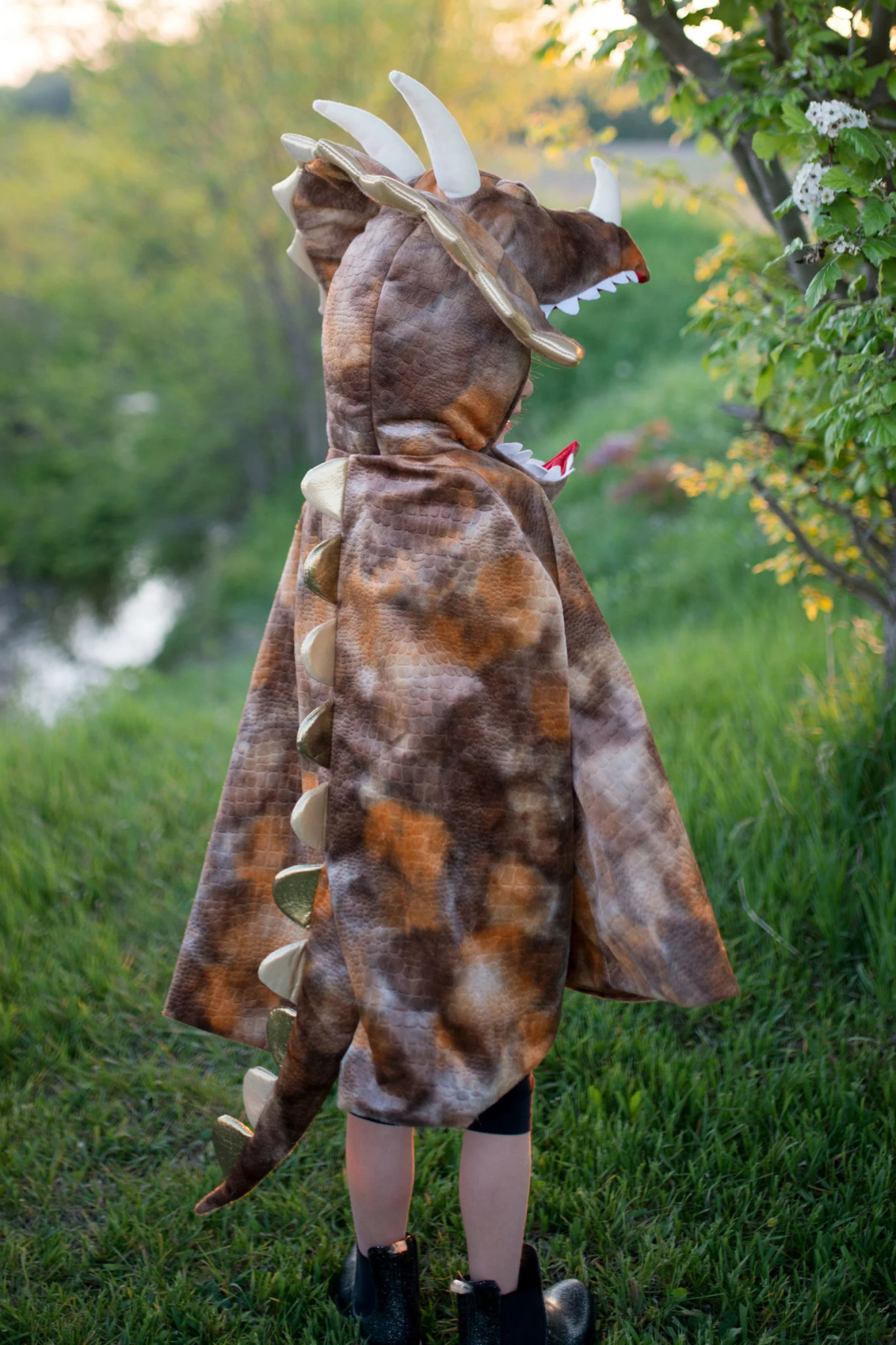 Great Pretenders Grandasaurus Triceratops Cape with Claws 4-6