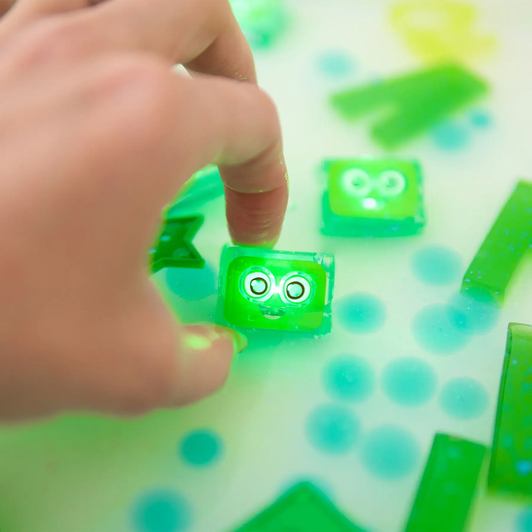 Glo Pals Water Activated Light-Up Cubes: Pippa Green 4pk