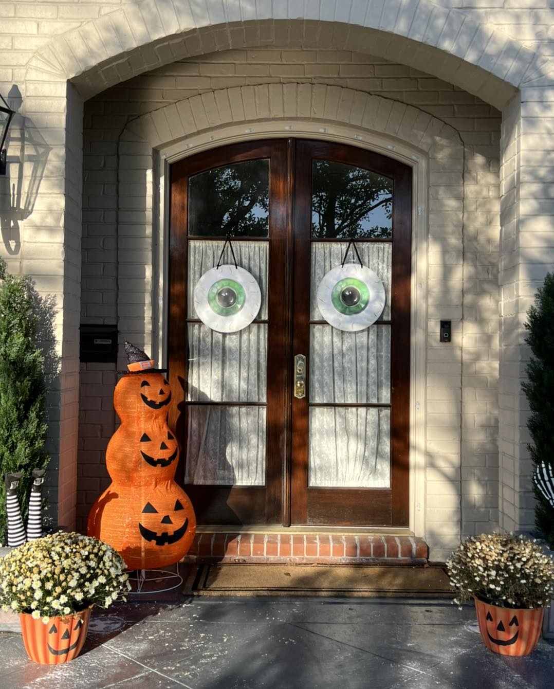 DIY Eyeball Halloween Door Cover