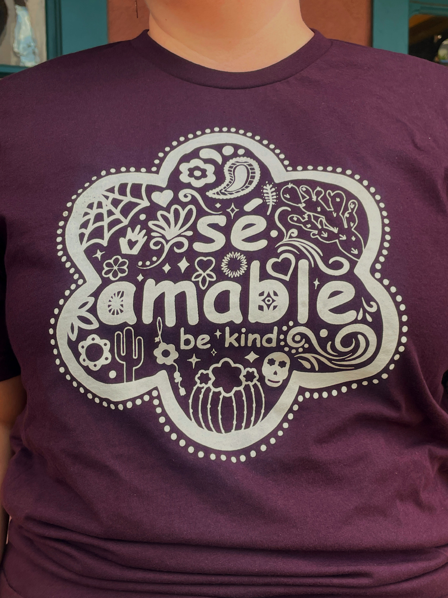 Ben's Bells Tee - Sé Amable - Oxblood