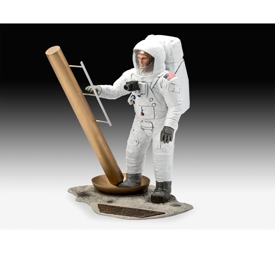 Apollo 11 Astronaut on the Moon 1:8 model kit