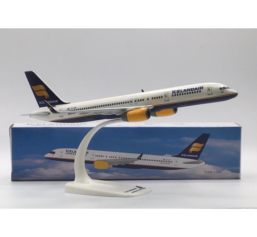 B757-200W Icelandair TF-ISF 1:200 with stand